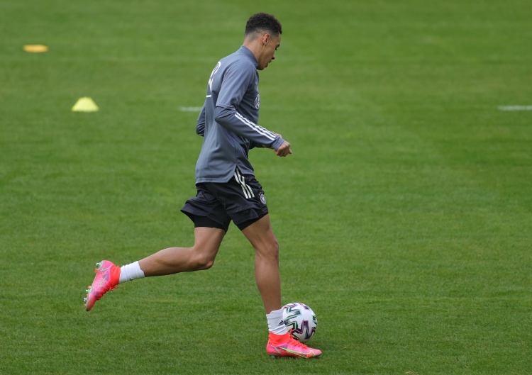 图片报:伊滕洋辉、阿方索训练场康复训练,穆西亚拉仍在室内训练